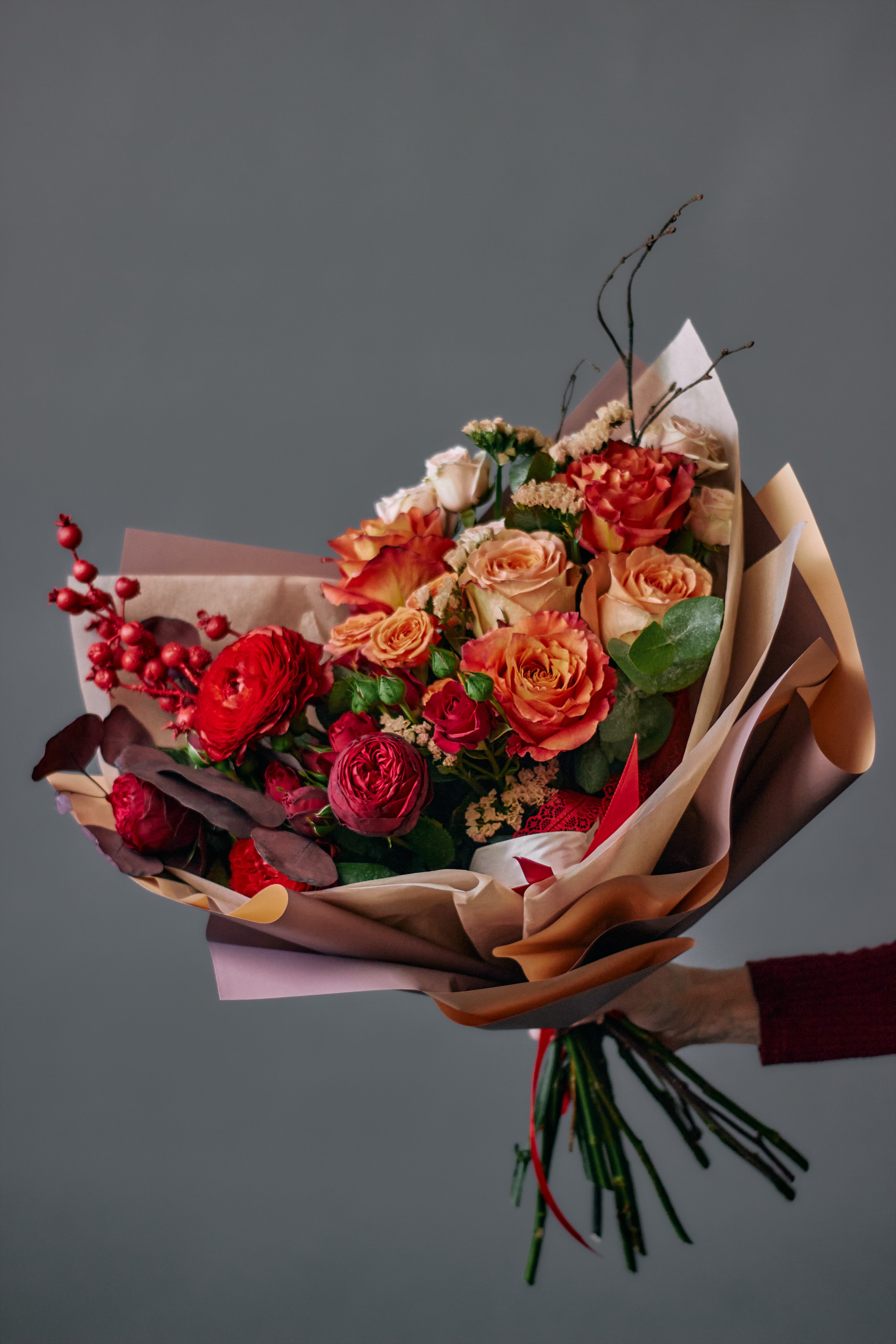 red and orange roses bouquet